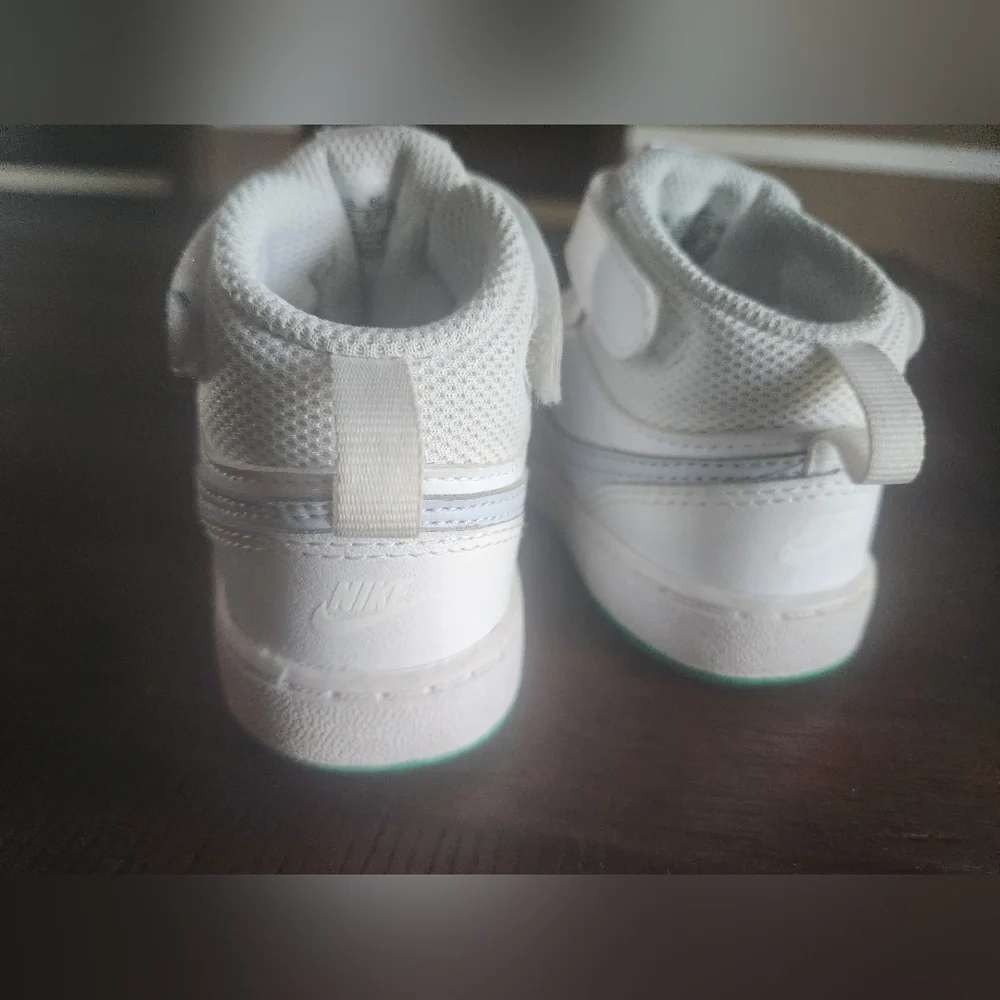 Nike‎ Kids White High-Top Sneakers with Green Sole 5.5